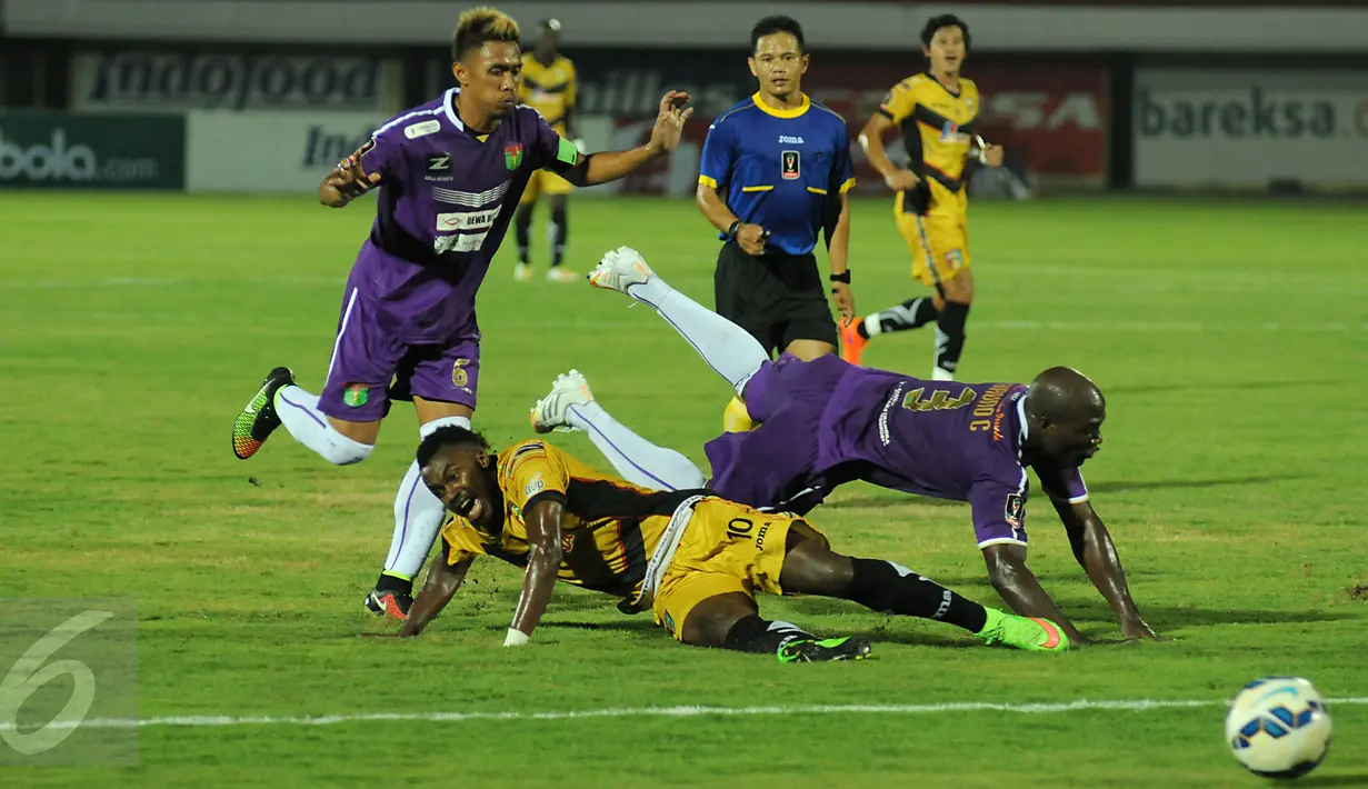 Pesepakbola Mitra Kukar, Nike Ondua Guy Jr terjatuh saat laga melawan Persita di turnamen Piala Presiden 2015 di Stadion I Wayan Dipta, Gianyar, Bali, Minggu (30/8/2015). Mitra Kukar menahan imbang Persita 0-0. (Liputan6.com/helmi Fithriansyah)