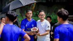 Bek Arema FC, Hasim Kipuw, mendapatkan kue ulang tahun dari Presiden Arema FC, Gilang Widya Pramana, setelah sesi latihan perdana Singo Edan, Selasa (10/5/2022). Hasim Kipuw genap berusia 34 tahun pada Senin (9/5/2022).