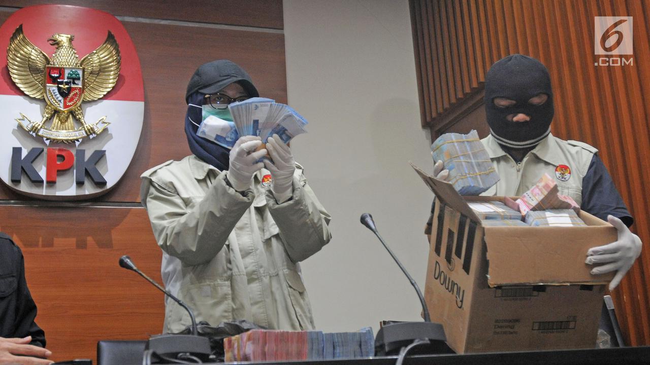 FOTO: OTT Bupati Lampung Tengah, KPK Tunjukan Uang Suap Rp 1 Miliar