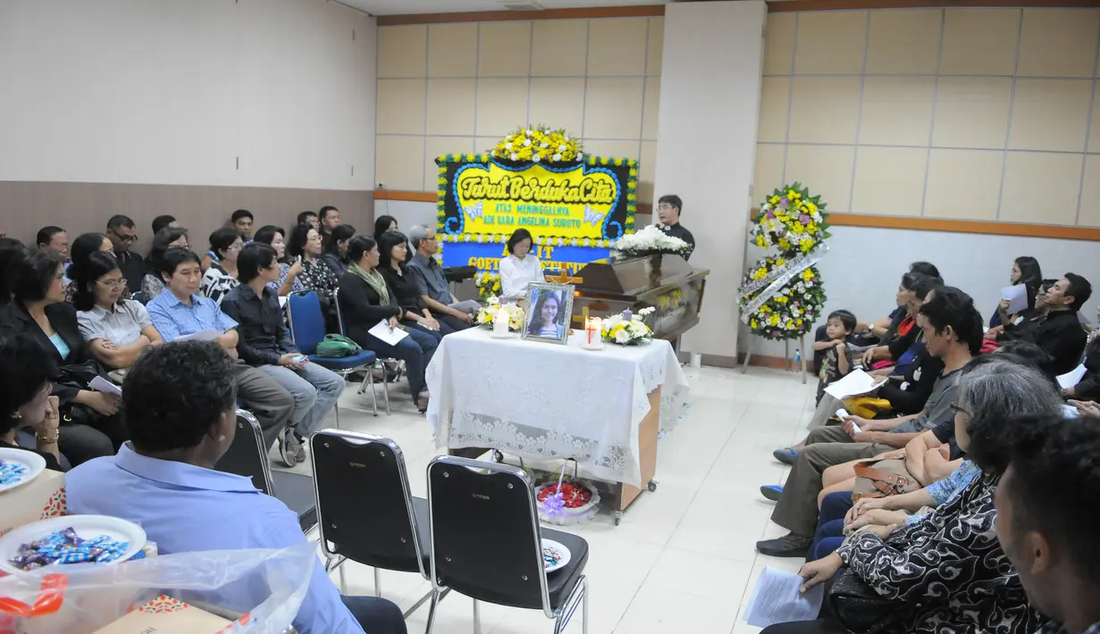  Suasana haru pun menyelimuti sepanjang kebaktian yang berlangsung di rumah duka RSCM (Liputan6.com/Herman Zakharia)