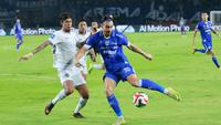 Striker Persib Bandung, Andrew Jung, berjibaku melawan pemain Arema FC dalam lanjutan BRI Super League 2025/2026 di Stadion Gelora Bandung Lautan Api, Jumat (24/4/2026). (Bola.com/Erwin Snaz)