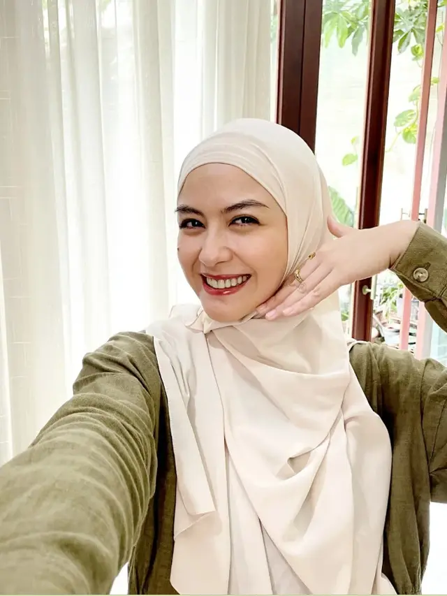 Inspirasi Hijaber Modern 40 Tahun Revalina S Temat (Foto: Instagram @vatemat)