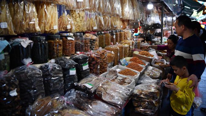 Calon pembeli memilih makanan laut kering di sebuah pasar di Kota Haikou, Provinsi Hainan, China, Rabu (15/1/2020). Warga Haikou akhir-akhir ini sibuk berbelanja untuk menyambut Tahun Baru Imlek 2020. (Xinhua/Guo Cheng)