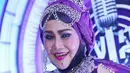 Penyanyi dangdut senior, Elvy Sukaersih mendapat penghargaan Lifetime Achievement Award SCTV Music Awards 2016. Ia tidak menyangka mendapat penghargaan itu. (Nurwahyunan/Bintang.com)