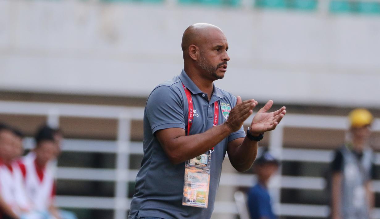 Pelatih Becamex Binh Duong, Nguyen Thanh Son, saat melawan PSM Makassar pada laga semifinal Zona ASEAN Piala AFC 2019 di Stadion Pakansari, Rabu (26/6). PSM menang 2-1 atas Becamex Binh Duong. (Bola.com/M Iqbal Ichsan)