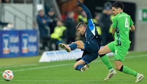 Bek Timnas Indonesia, Kevin Diks (kanan), tak mampu menghindarkan Borussia Monchengladbach dari kekalahan 1-5 kontra Hoffenheim pada laga pekan ke-17 Bundesliga di PreZero Arena, Kamis (15/01/2025) dini hari WIB. (Uwe Anspach/dpa via AP)