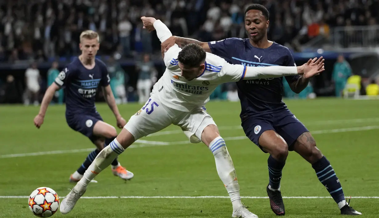 <p>Penyerang Manchester City, Raheem Sterling berusaha merebut bola dari gelandang Real Madrid, Federico Valverde&nbsp;pada pertandingan leg kedua semifinal Liga Champions di stadion Santiago Bernabeu, Spanyol, Kamis (5/5/2022). Madrid akan bertemu Liverpool pada babak final. (AP Photo /Bernat Armangue)</p>