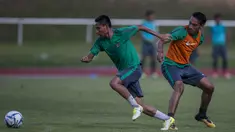 Pemain Timnas Indonesia U-22. Evan Dimas, berhasil melewati Ezra Walian saat latihan di Stadion UKM, Selangor, Senin (14/8/2017). Ini merupakan latihan terakhir jelang laga SEA Games melawan Thailand. (Bola.com/Vitalis Yogi Trisna)