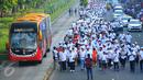 Sepanjang jalan merdeka dipadati peserta jalan sehat memperingati ke-70 Hari Bakti Postel, Jakarta, Minggu (8/11/2015). Acara ini digelar Kemkominfo untuk mengenang jasa para pahlawan telekomunikasi Indonesia. (Liputan6.com/Faisal R Syam) 