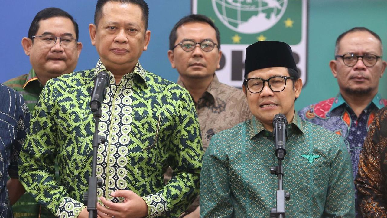 Ketua Majelis Permusyawaratan Rakyat (MPR) RI Bambang Soesatyo (kiri) dan&nbsp;Ketua Umum Partai Kebangkitan Bangsa (PKB) Muhaimin Iskandar (kanan) memberikan keterangan seusai pertemuan di Kantor DPP PKB, Jakarta Pusat, Sabtu (8/6/2024). Pertemuan yang d