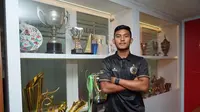 Persija Jakarta resmi merekrut Rafli Mursalim pada Kamis (2/1/2020). Pemain berusia 20 tahun itu menyebut, bergabung Persija merupakan mimpi masa kecil yang terwujud. (dok. Persija Jakarta)