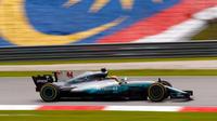 Pebalap Mercedes, Lewis Hamilton, menjadi yang tercepat pada sesi kualifikasi F1 GP Malaysia di Sirkuit Sepang, Malaysia, Sabtu (30/9/2017). (Bola.com/Twitter/MercedesAMGF1)