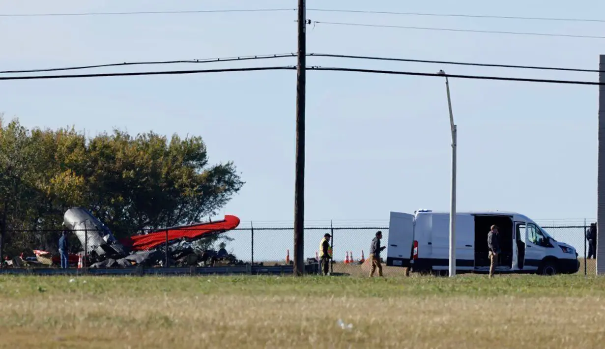 Sebuah pesawat rusak setelah dua pesawat militer bersejarah bertabrakan dan jatuh di Bandara Eksekutif Dallas, Dallas, Amerika Serikat, 12 November 2022. CEO Commemorative Air Force, Henry 'Hank' Coates yang merupakan organisasi di balik pertunjukan itu mengatakan kemungkinan ada enam orang di dua pesawat itu. (Liesbeth Powers/The Dallas Morning News via AP)