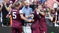 Selebrasi gelandang West Ham United, James Ward-Prowse (kanan) setelah menjebol gawang Manchester City pada laga pekan kelima Premier League 2023/2024 di London Stadium, London, Sabtu (16/9/2023) malam WIB. (AP Photo/Kin Cheung)