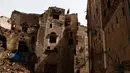 Seorang pekerja berdiri di atas bangunan bersejarah yang sebagian runtuh akibat hujan tanpa henti di Kota Tua Sanaa, 9 Agustus 2020. Hujan dan banjir bandang di Yaman menghancurkan empat bangunan serta merusak 30 lainnya di situs Warisan Dunia UNESCO Kota Tua Sanaa,. (Xinhua/Mohammed Mohammed)