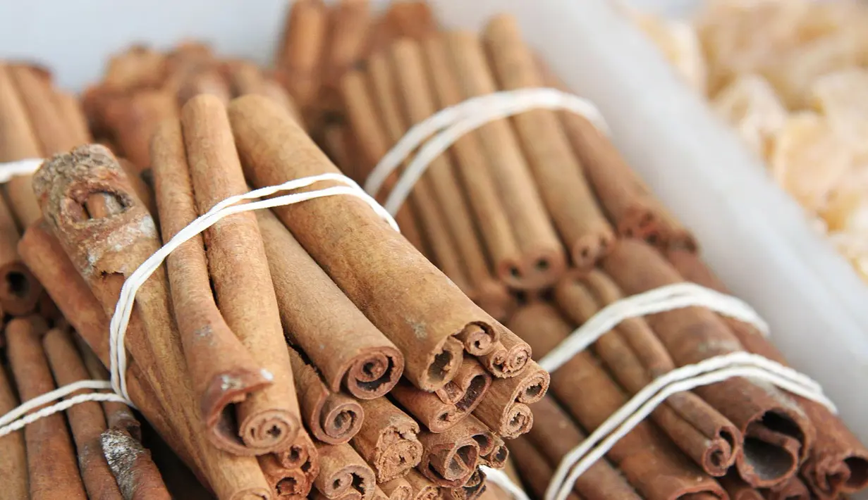 Aroma wangi yang ditimbulkan kayu manis dapat meredakan rasa mual. Caranya campurkan kayu manis di teh sebelum melakukan perjalanan. (Istimewa) 