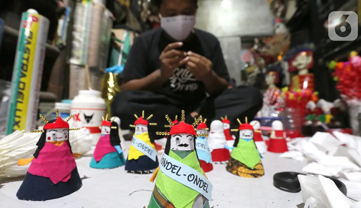 Pekerja membuat ondel-ondel dari shuttlecock atau kok bekas di perkampungan Budaya Betawi, Srengseng Sawah, Jakarta, Sabtu (8/8/2020). Selama masa pandemi Covid-19 pesanan dan penyewaan ondel-ondel sepi tanpa ada pemasukan. (Liputan6.com/Fery Pradolo)