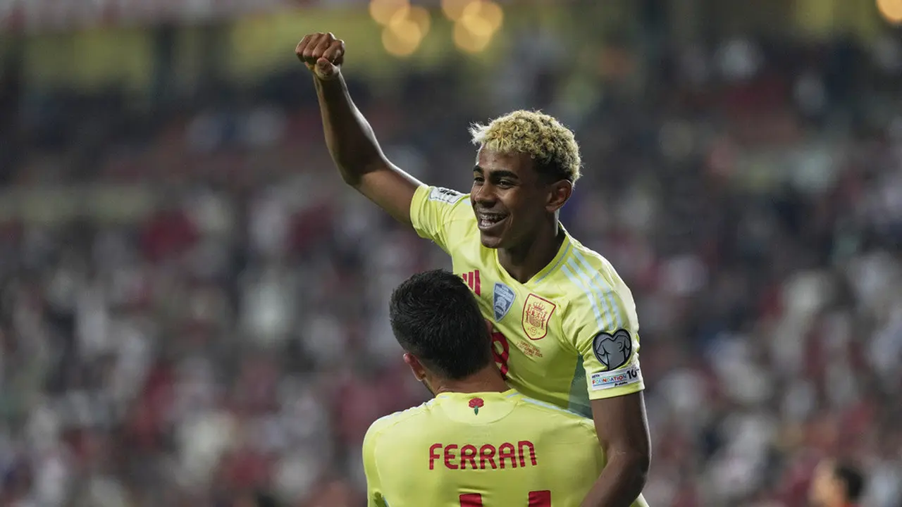 Lamine Yamal merayakan gol Ferran Torres di laga Turki vs Spanyol di laga matchday 2 Grup E Kualifikasi Piala Dunia 2026 Zona Eropa di Torku Arena, Senin (08/09/2025). (AP Photo/Khalil Hamra)