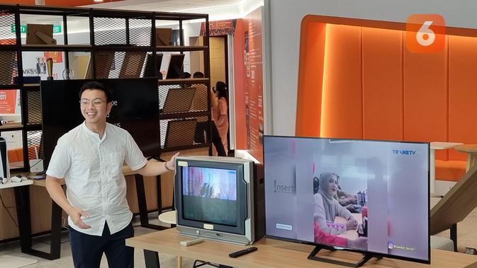 

<p>Product Marketing Manager Xiaomi Indonesia, Calvin Nobel, memperlihatkan kemampuan Xiaomi TV A2 Series. (Liputan6.com/ Agustinus Mario Damar)</p>
<p>“></p>
<p>Xiaomi telah mengumumkan kehadiran Smart TV terbaru untuk pasar Indonesia. Perusahaan asal Tiongkok meluncurkan Xiaomi TV A2 Series yang hadir dengan dua ukuran layar, yakni 43 inci UHD (4K) dan 55 inci UHD (4K).</p>
<p>Lewat produk anyar ini, Xiaomi sekaligus menegaskan komitmennya yang kian serius menggarap pasar TV di Indonesia. Namun tidak hanya, keduanya juga sudah mendukung kemampuan menangkap siaran TV digital yang kini telah dimulai di Indonesia.</p>
<p>“Kedua TV ini sudah mendukung DVB-T2 yang mendukung siaran TV digital. Hal ini sejalan dengan program pemerintah untuk beralih ke siaran TV digital pada tahun ini,” tutur Product Marketing Manager Xiaomi Indonesia, Calvin Nobel saat sesi hands-on bersama media, Jumat (8/7/2022).</p>
<p><a href=