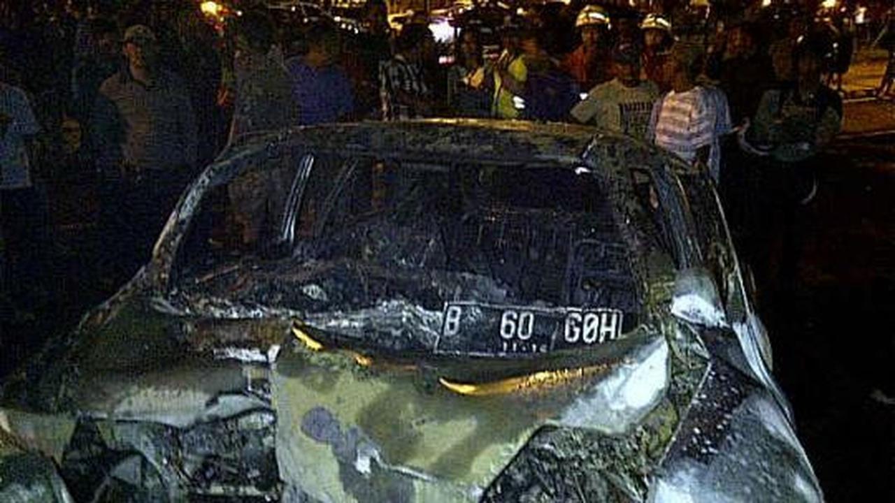 Bangkai mobil Nissan Juke yang terbakar