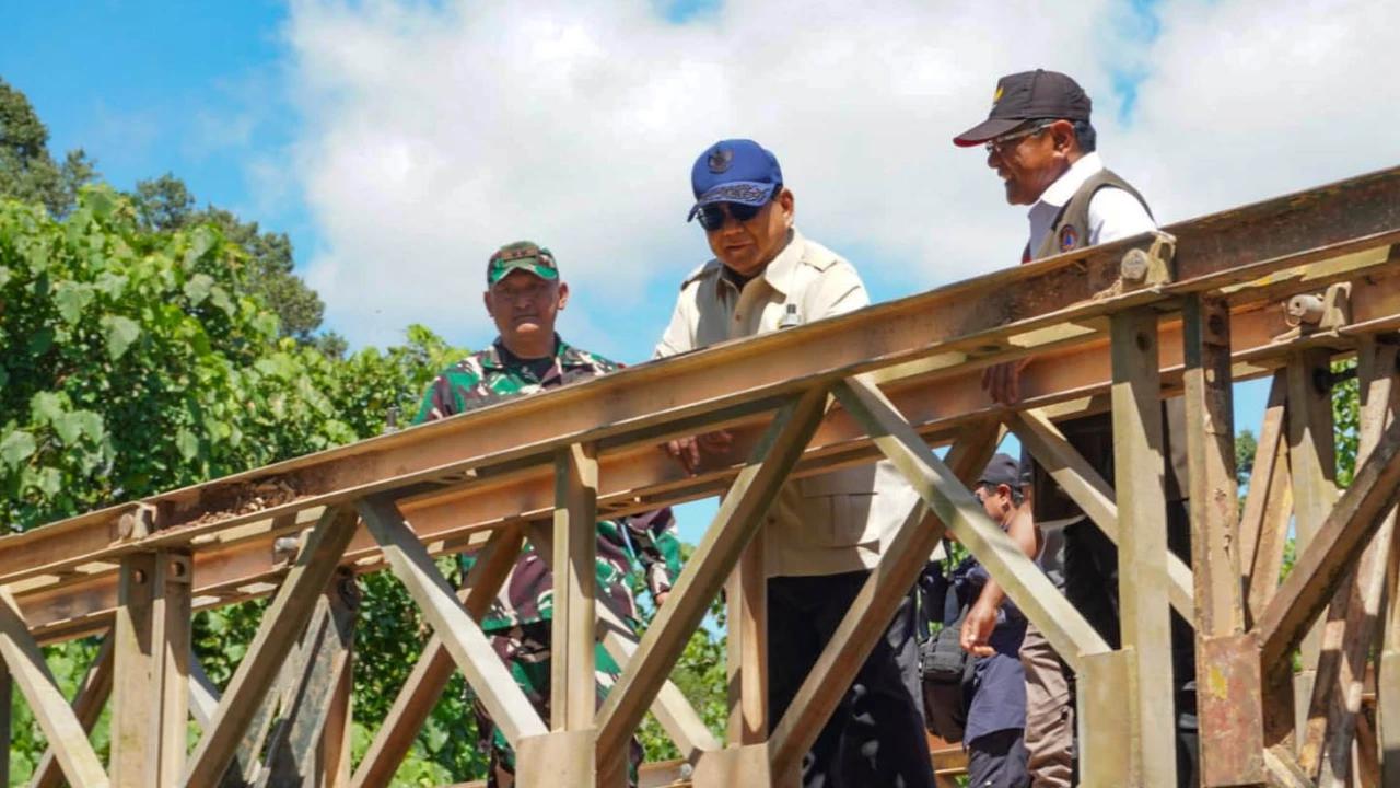 FOTO: Presiden dan Kasad Tinjau Jembatan Darurat Pascagalodo di Sumatera Barat