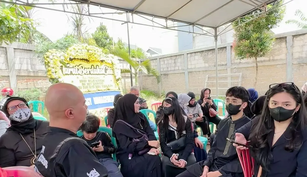 Tissa Biani berusaha tegar setelah ditinggal ayah tercinta. Selain menguatkan diri, juga memberikan support untuk sang bunda. [Instagram/mulanjameela1]