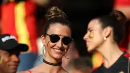 Fans cantik Belgia tengah bersiap menyaksikan laga timnya melawan Swedia pada grup E Euro Cup 2016 di Stadion Allianz Riviera, Nice, Kamis (23/6/2016) dini hari WIB. (AFP/Valery Hache)