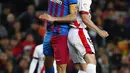 <p>Gelandang Barcelona, Sergio Busquets berebut bola dengan pemain Rayo Vallecano, Unai Lopez pada pertandingan lanjutan La Liga Spanyol di stadion Camp Nou di Barcelona, Spanyol, Senin (25/4/2022). Barcelona tumbang atas Rayo Vallecano 0-1. (AP Photo/Joan Monfort)</p>