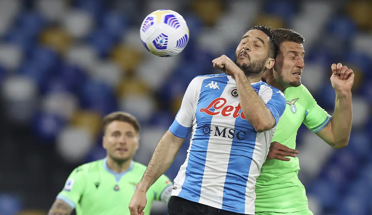 Bek Napoli, Konstantinos Manolas (kiri) berduel udara dengan Lazio, Sergej Milinkovic-Savic dalam laga lanjutan Liga Italia 2020/2021 pekan ke-32 di Diego Armando Maradona Stadium, Naples, Kamis (22/4/2021). Napoli menang 5-2 atas Lazio. (Lapresse via AP/Alessandro Garofalo)