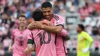 Pemain Inter Miami, Luis Suarez (kanan) dan Lionel Messi merayakan gol ke gawang Orlando City pada laga lanjutan Major League Soccer (MLS) 2024 yang berlangsung di Chase Stadium, Fort Lauderdale, Florida, Minggu (03/03/2024) WIB. The Herons menang dengan skor 5-0. (AFP/Chris Arjoon)
