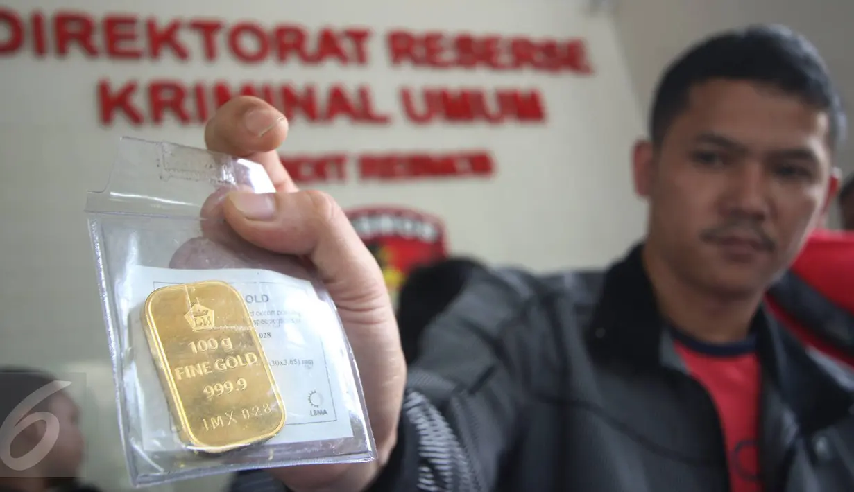 Petugas menunjukan barang bukti emas batangan dalam rilis di Polda Metro Jaya, Jakarta, Jumat (17/2). Empat kasus tersebut di usut selama periode Februari 2017 dengan mengamankan 11 orang tersangka. (Liputan6.com/Immanuel Antonius)