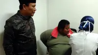 Yudi Hermanto, (baju hijau) pria berbobot 310 kg kini sedang menjalani perawatan di RSUD Karawang. (Aef Saepulloh/Pasundan Ekspress)