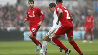 Jack Cork diapit dua pemain Liverpool sebelum melesakkan tembakan yang membuat Swansea unggul 2-0 /Reuters