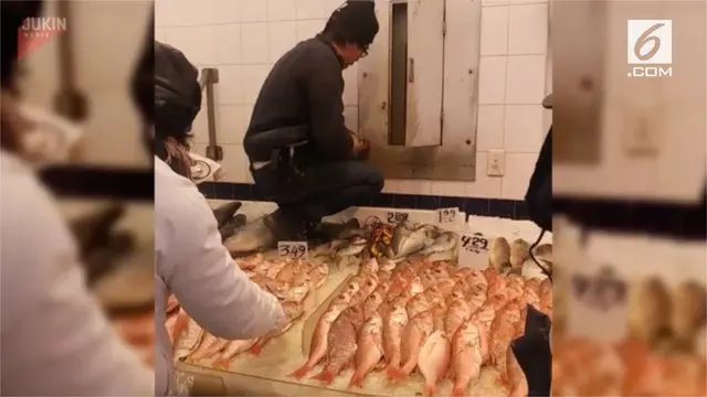 VIDEO: Viral, Penjual Ikan Injak Dagangannya di Depan Pembeli