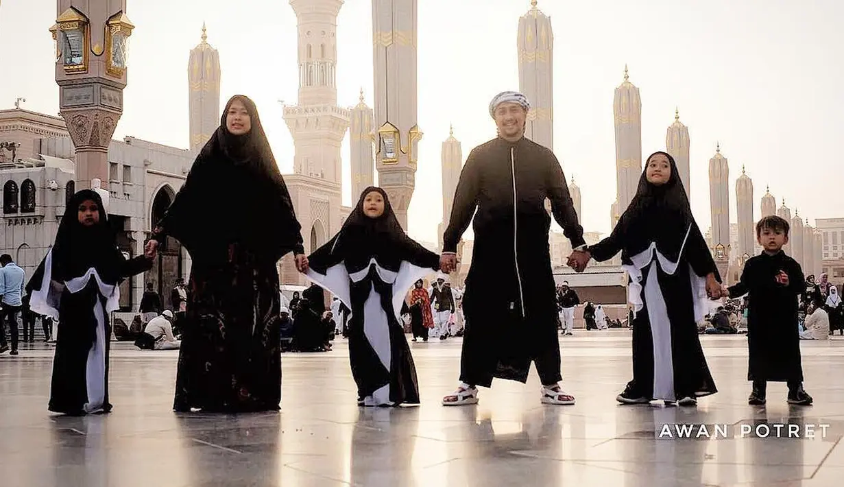 Bisa membahagiakan orang-orang tersayang adalah dambaan sebagian besar orang. Hal ini nampaknya tengah dirasakan Irfan Hakim yang memboyong keluarga besarnya pergi umroh ke Tanah Suci Mekkah. (Instagram/irfanhakim75)