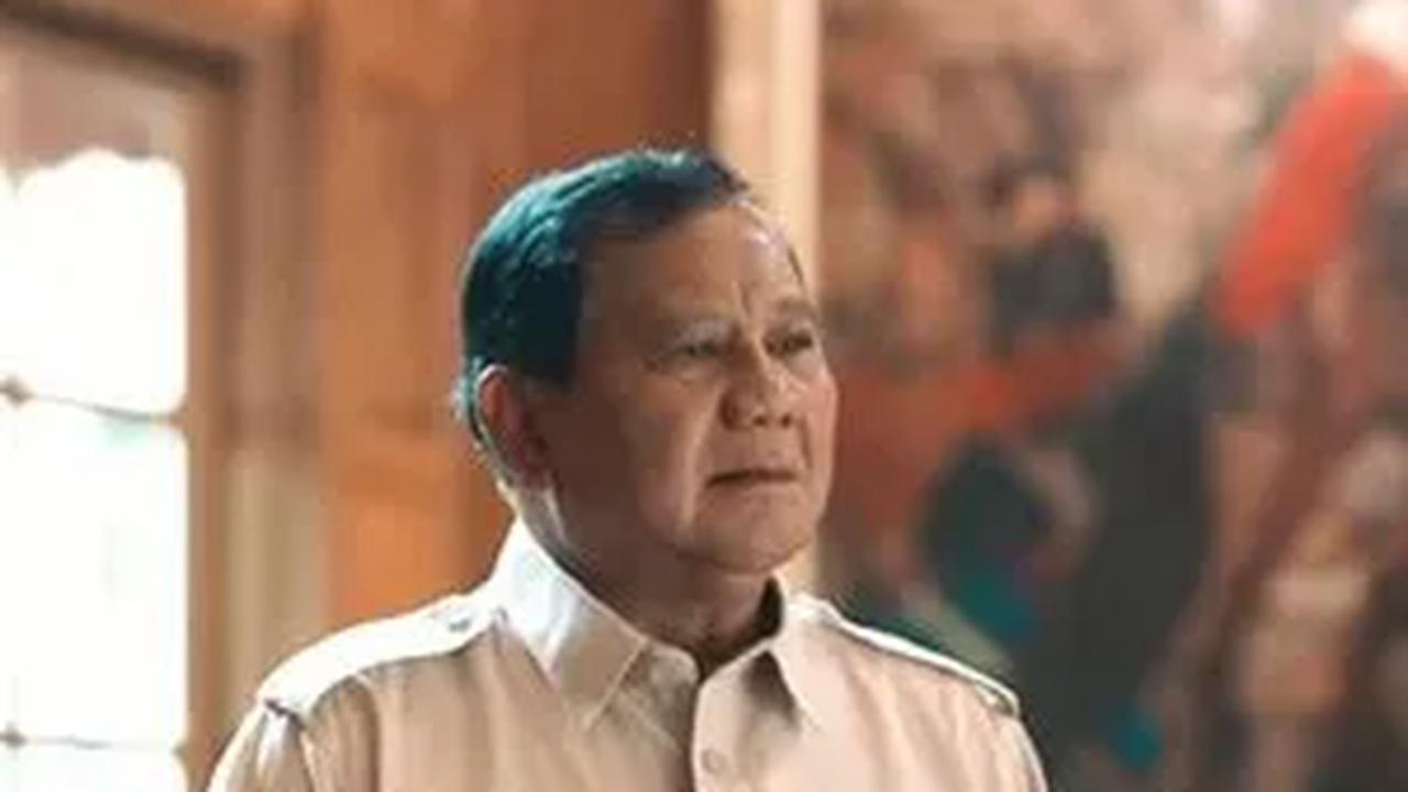 Usai menyampaikan, sambutan Prabowo pun meresmikan rumah pemenangan ditandai dengan pukulan gong delapan kali.