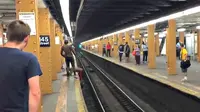 Seorang remaja nekat melompati lintasan rel kereta bawah tanah dari platform ruang tunggu penumpang. 