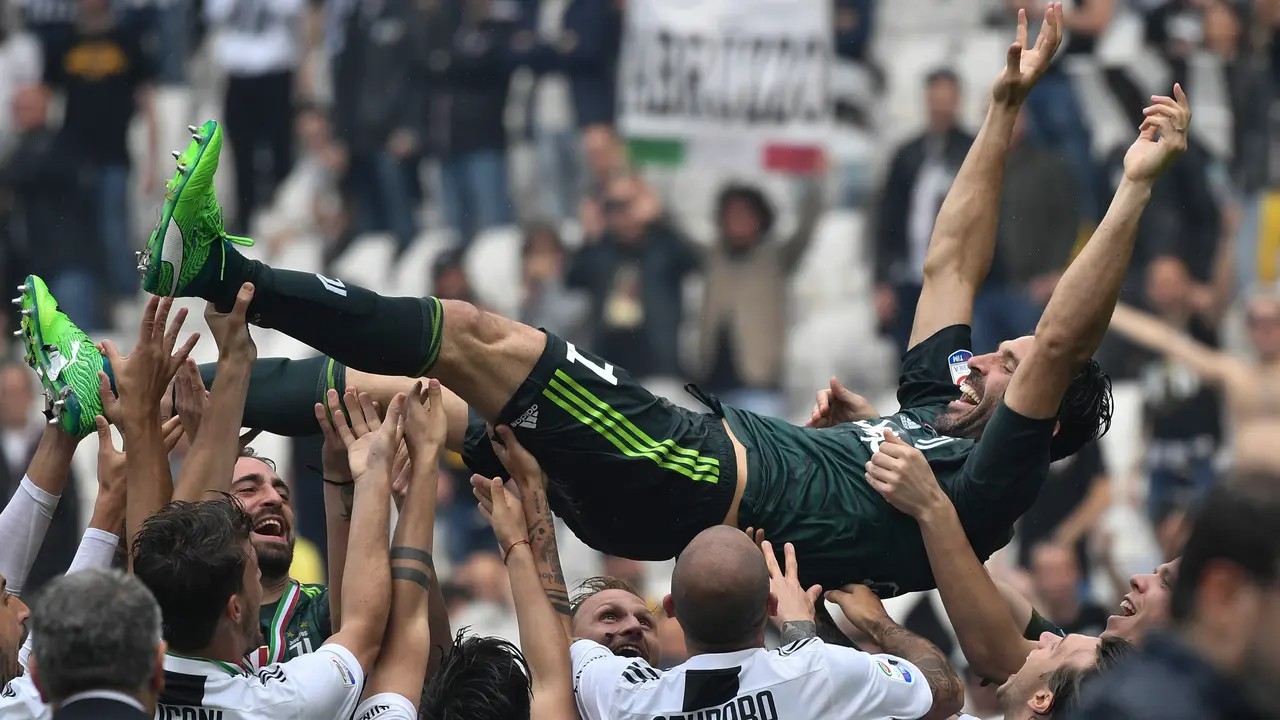 Pelukan Tifosi Juventus untuk Gianluigi Buffon