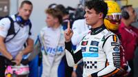 Pembalap McLaren, Lando Norris, asal Inggris merayakan posisi teratasnya setelah sesi kualifikasi menjelang balapan Formula Satu Grand Prix Monako di sirkuit Monako, Sabtu, 24 Mei 2025. (AP Photo/Manu Fernandez)
