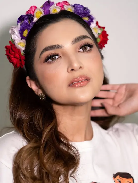 Look ini berhasil menciptakan kesan segar sekaligus elegan, memperkuat tema ceria yang penuh warna. [@bystefanylayata].