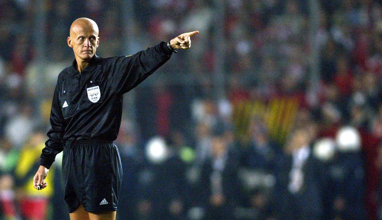 Wasit Pierluigi Collina saat meimpin laga Kualifikasi Euro 2004 Grup 7 antara Turki melawan Inggris di Stadion Sukru Saracoglu, Istanbul, 11 Oktober 2003. (AFP/Adrian Dennis)