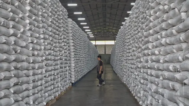 Gudang penyimpanan beras Bulog, di Karawang, Jawa Barat, Kamis (23/4/2026). (Liputan6.com/Arief)