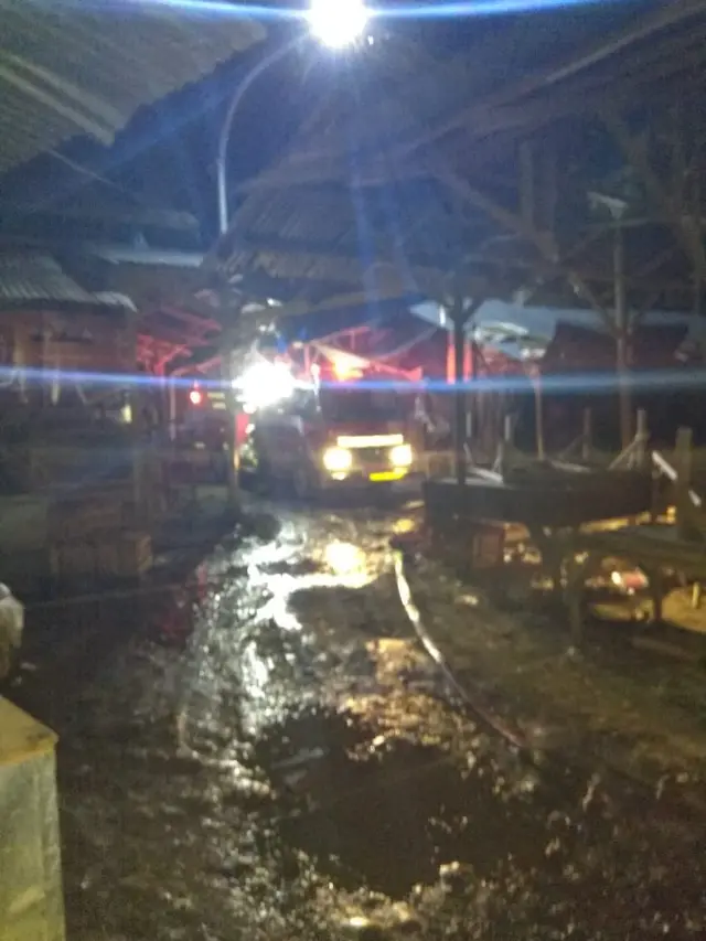 Satu buah armada pemadam kebakaran, terpaksa menerobos memasuki lokasi kebakaran di Blok F, Pasar induk Ciawitali, Garut, untuk memadamkan sumber api