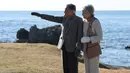 Kaisar Jepang Akihito bersama Permaisuri Michiko berjalan-jalan di pantai dekat Hayama Imperial Villa, Prefektur Kanagawa, Senin (21/1). Akihito akan menjadi kaisar Jepang pertama yang turun takhta dalam 200 tahun terakhir. (Kazuhiro NOGI/AFP)