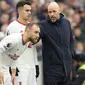 Pelatih Manchester United, Erik ten Hag memberi instruksi kepada Christian Eriksen sebelum memasuki lapangan saat menghadapi West Ham United pada laga pekan ke-18 Liga Inggris 2023/2024 di London Stadium, London, Sabtu (23/12/2023). (AP Photo/Kirsty Wigglesworth)