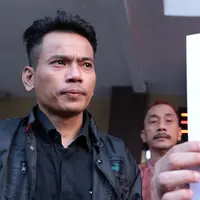 Kasus ini berawal dari hilangnya Aris beberapa waktu lalu. Oleh Aris, komentar yang menyebut dirinya tengil tiba-tiba menghilang tanpa kabar dari Ihsan merupakan pencemaran nama baik. (Deki Prayoga/Bintang.com)