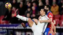 Striker Mu, Zlatan Ibrahimovic, dijaga ketat pemain Crystal Palace dalam lanjutan Premier League yang berlangsung di Stadion Selhurst Park, London, Rabu (14/12/2016) waktu setempat. (Action Images via Reuters/Tony O'Brien)