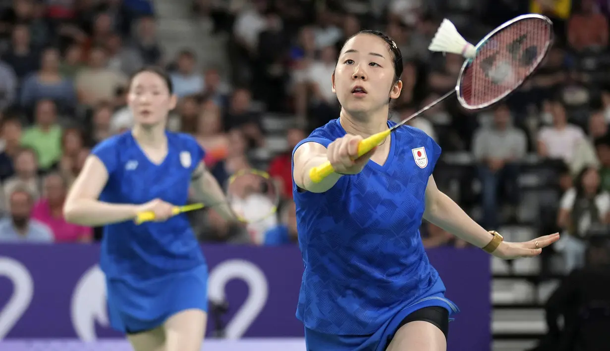 Pebulu tangkis ganda putri Jepang, Mayu Matsumoto/Wakana Nagahara memukul kok ke arah pasangan Indonesia, Apriyani Rahayu/Siti Fadia Silva pada laga Grup B bulu tangkis Olimpiade Paris 2024 di Porte de la Chapelle Arena, Paris, Prancis, Sabtu (27/07/2024). (AP Photo/Dita Alangkara)