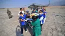 Petugas medis mengevakuasi seorang pria korban jatuhnya sebuah bus ke dasar jurang di provinsi Arequipa, Peru selatan, Rabu (21/2). Sebanyak tiga penumpang dengan luka serius diterbangkan menggunakan helikopter ke ibu kota provinsi. (AP/Diego Ramos)