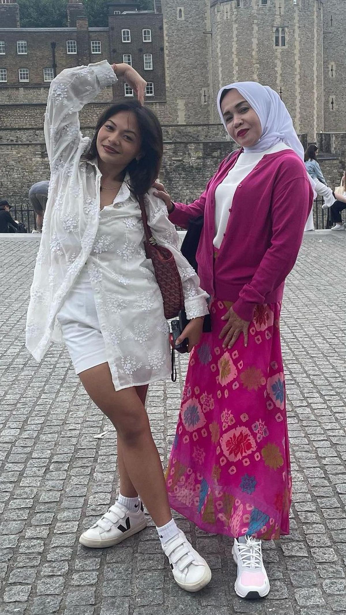 Mama Oktarina Gak Kalah Trendy dari Amel Carla